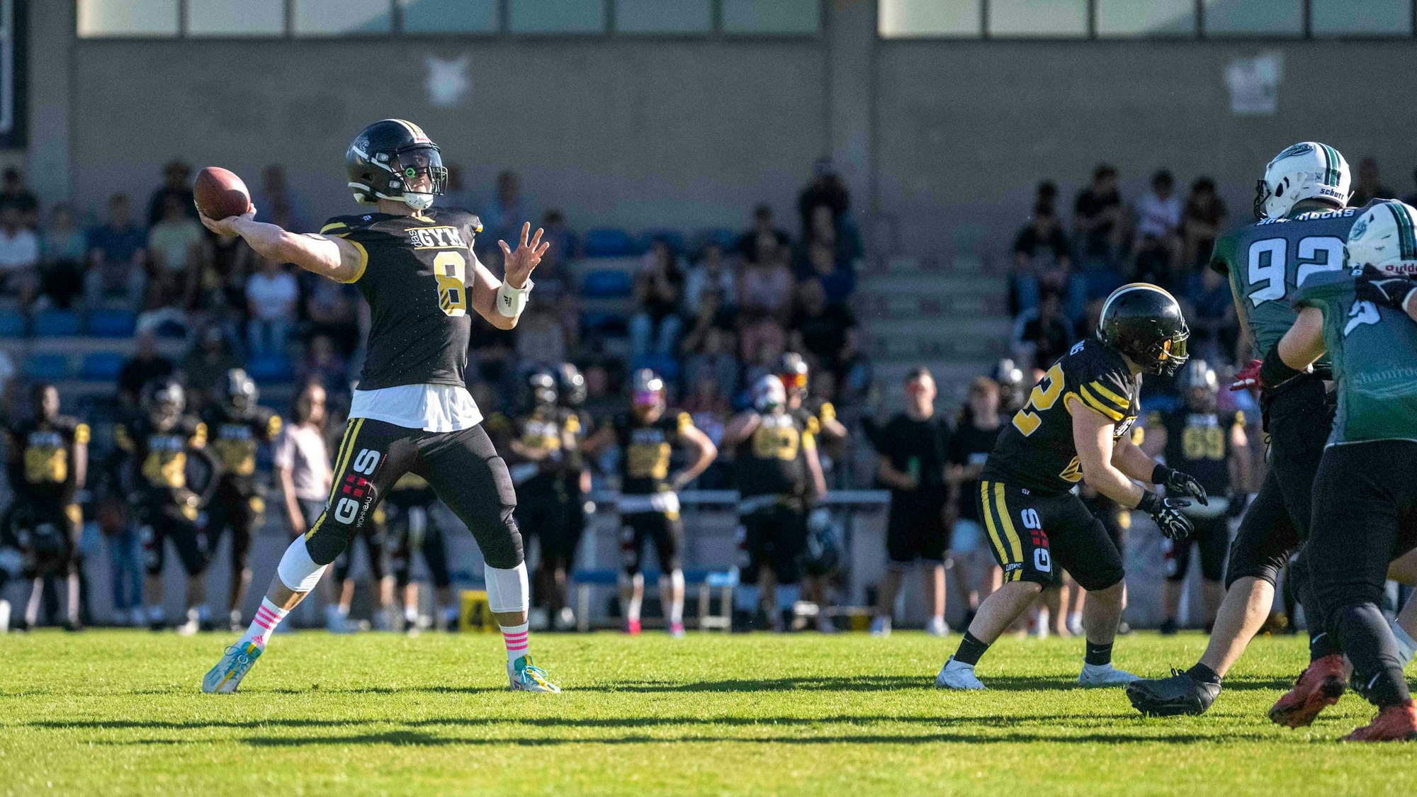 Das Bild zeigt den Spielmacher der Footballer beim Wurf.