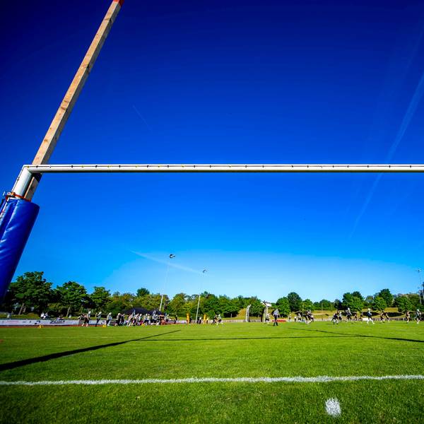 Das Bild zeigt ein Field-Goal beim American Football. Die Holzstangen sind provisorisch an ein Fußballtor montiert.