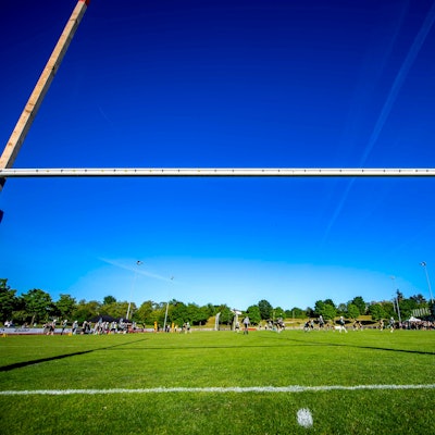 Das Bild zeigt ein Field-Goal beim American Football. Die Holzstangen sind provisorisch an ein Fußballtor montiert.