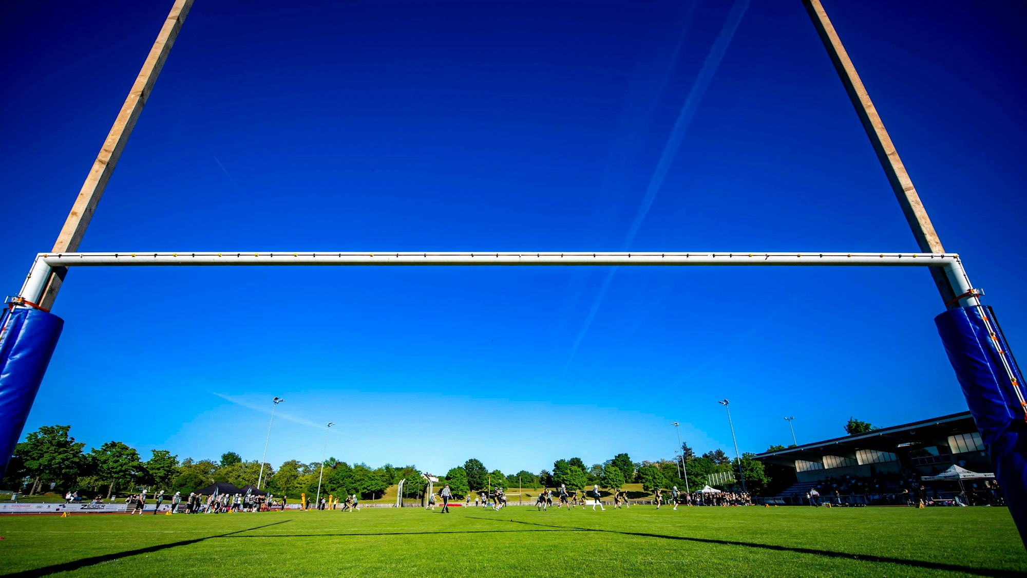 Das Bild zeigt ein Field-Goal beim American Football. Die Holzstangen sind provisorisch an ein Fußballtor montiert.