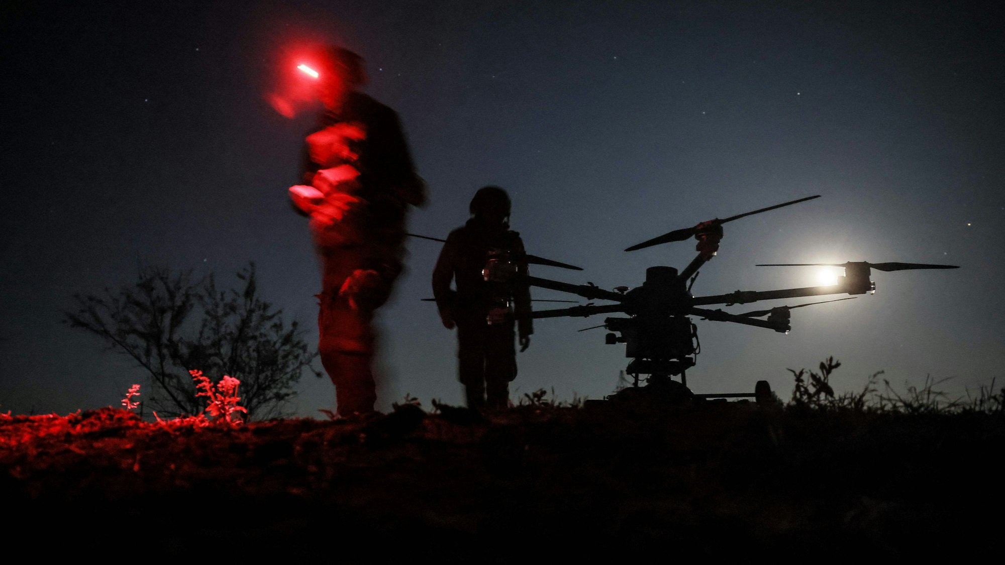 Ukrainische Soldaten der 24. Mechanisierten Brigade bereiten eine „Kazhan“-Drohne für den Start vor. (Archivbild)
