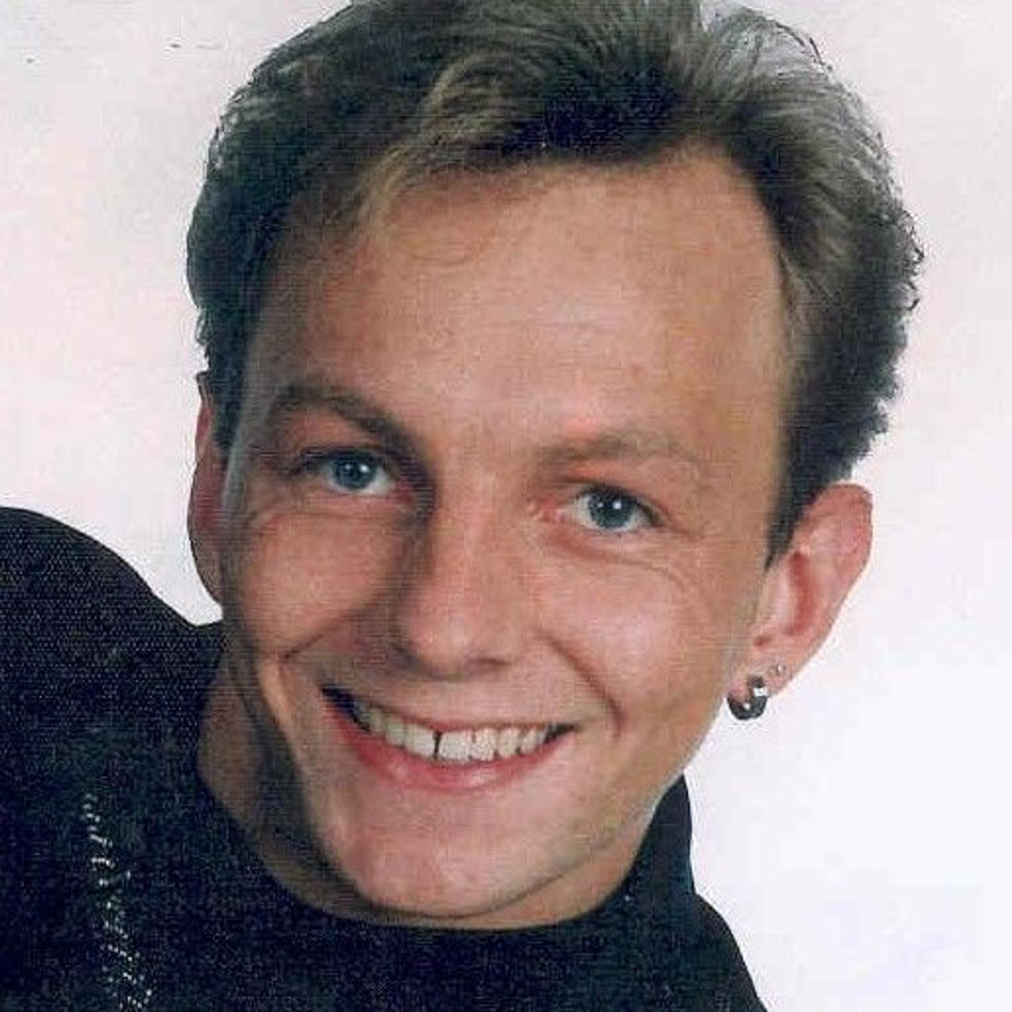 Tino Werner schaut lächelnd in die Kamera.