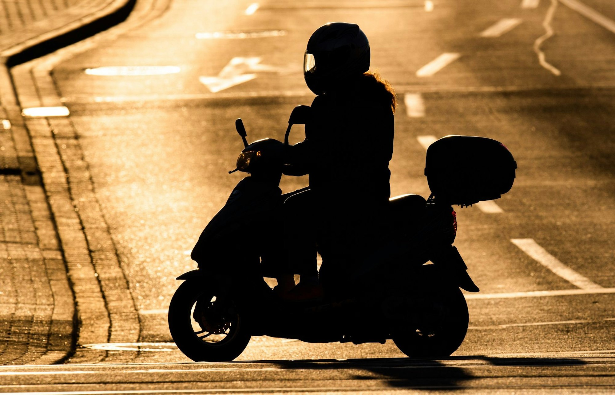 Idylle und Freiheit auf dem Motorroller? Mag sein, aber auf dem Zweirad kann es auch plötzlich sehr gefährlich werden.