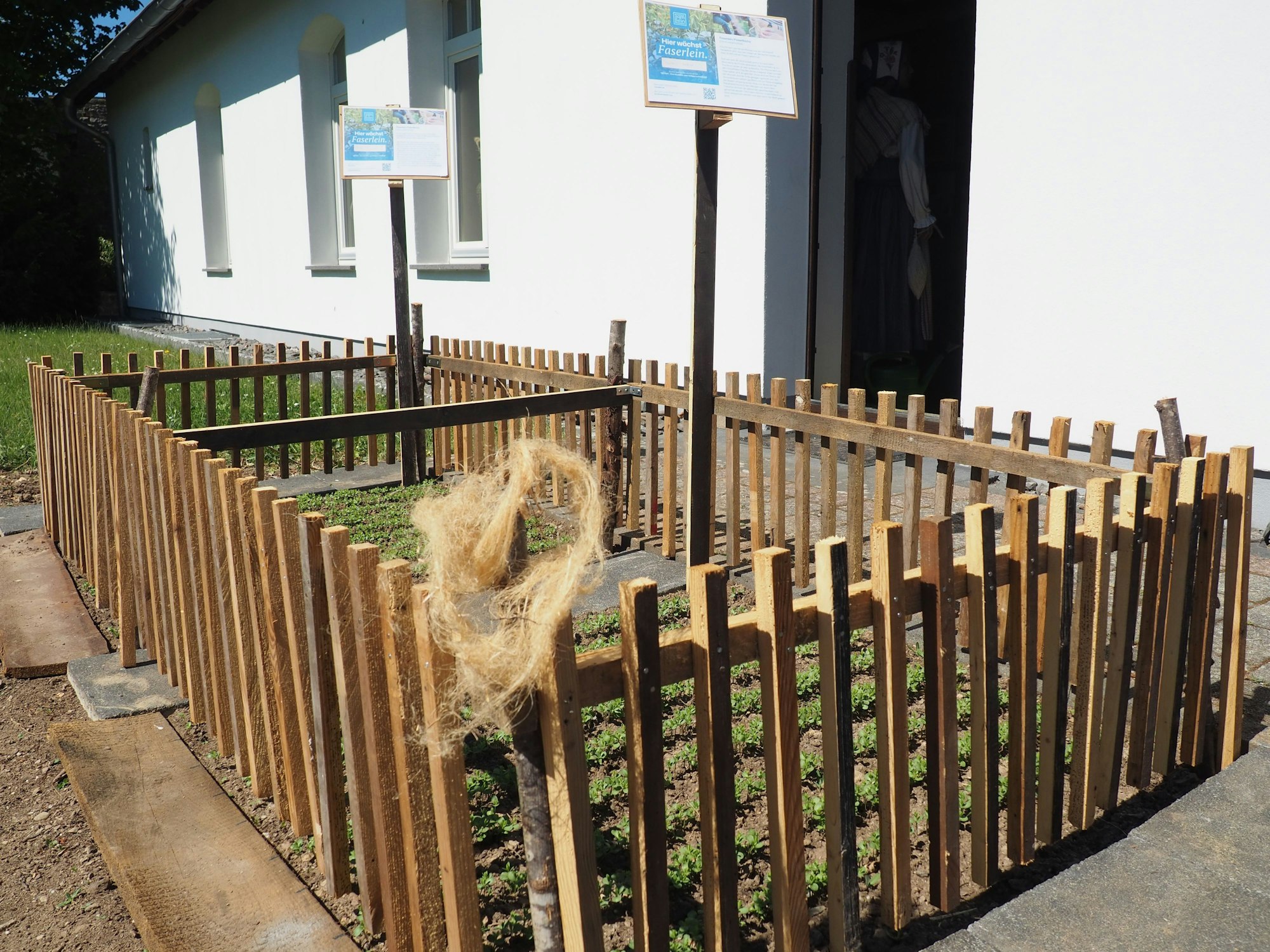 Zwe Beete sind mit Latten eingezäunt.