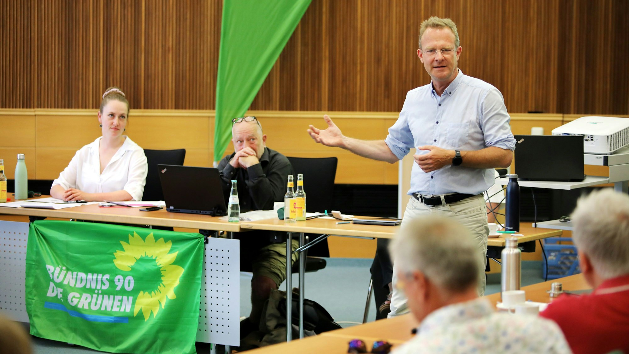 Außendorf spricht vor seinen Leuten.