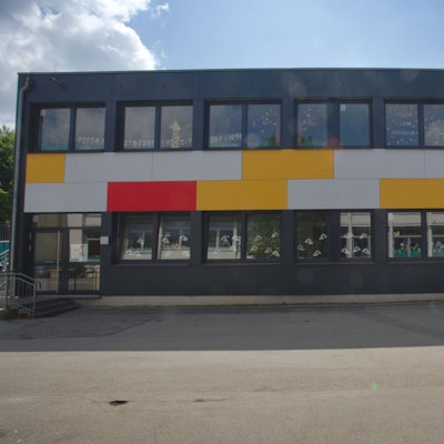 Das Foto zeigt einen Modulbau an der Antonius-Grundschule Wipperfürth.