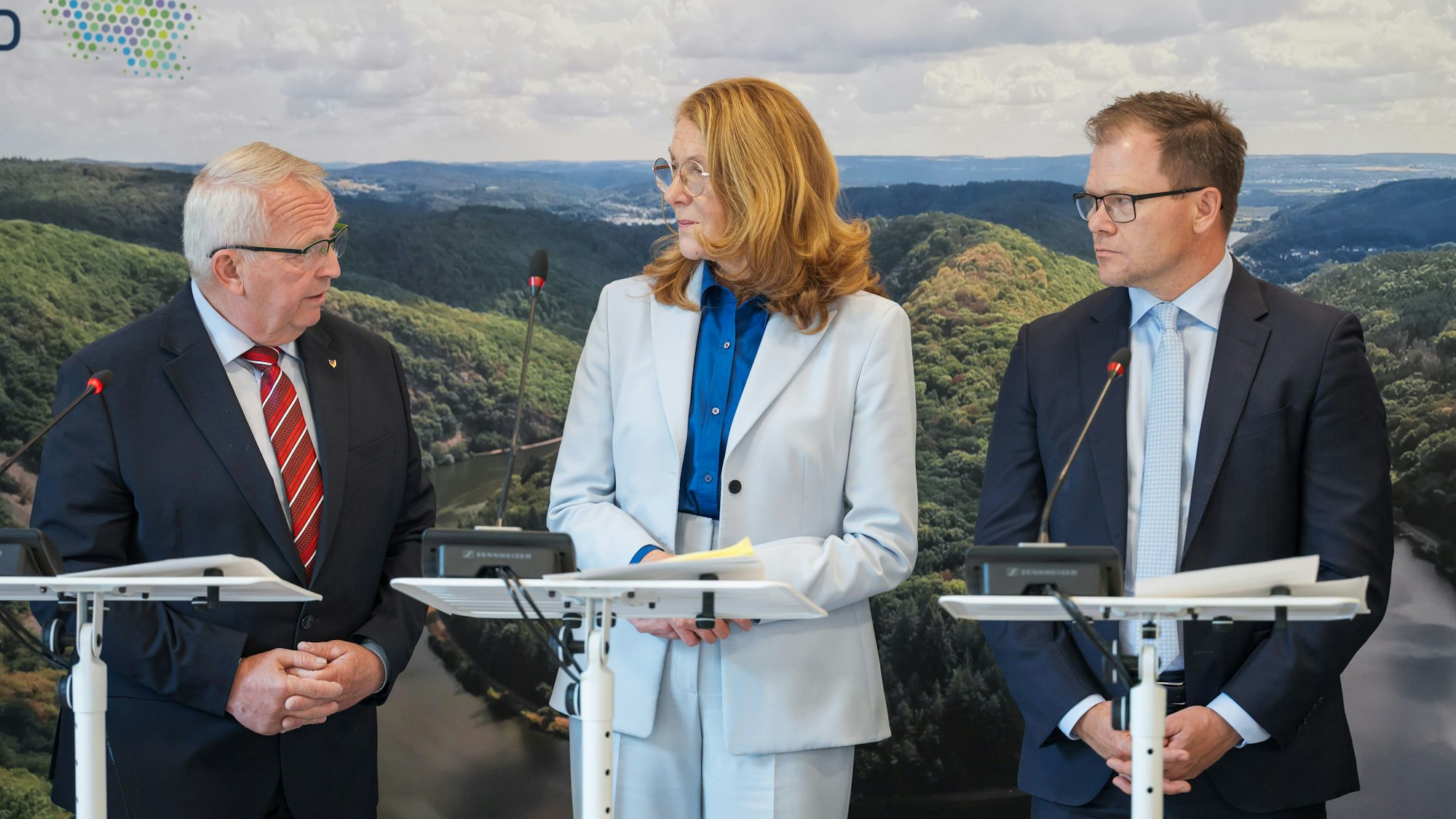 Die Verantwortlichen der Umweltministerien in Mecklenburg-Vorpommern, dem Saarland und des Bundes bei der abschließenden Pressekonferenz: Till Backhaus, Petra Berg und Carsten Schneider (alle SPD, l-r).