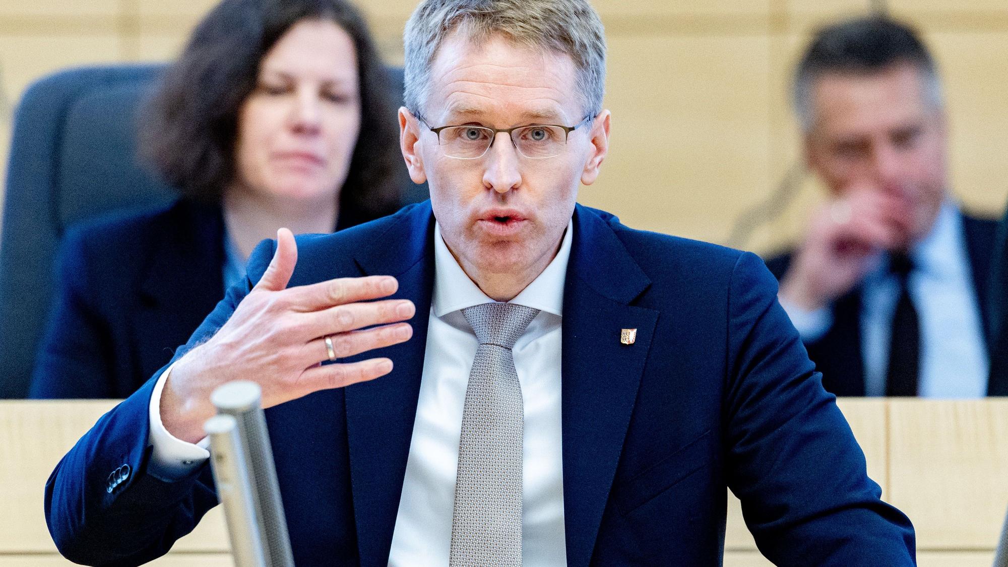 „Es ist meine feste Überzeugung, dass ein Staat sich selbst schützen muss“, sagt Daniel Günther zu seiner Forderung nach einem AfD-Verbotsverfahren. dpa