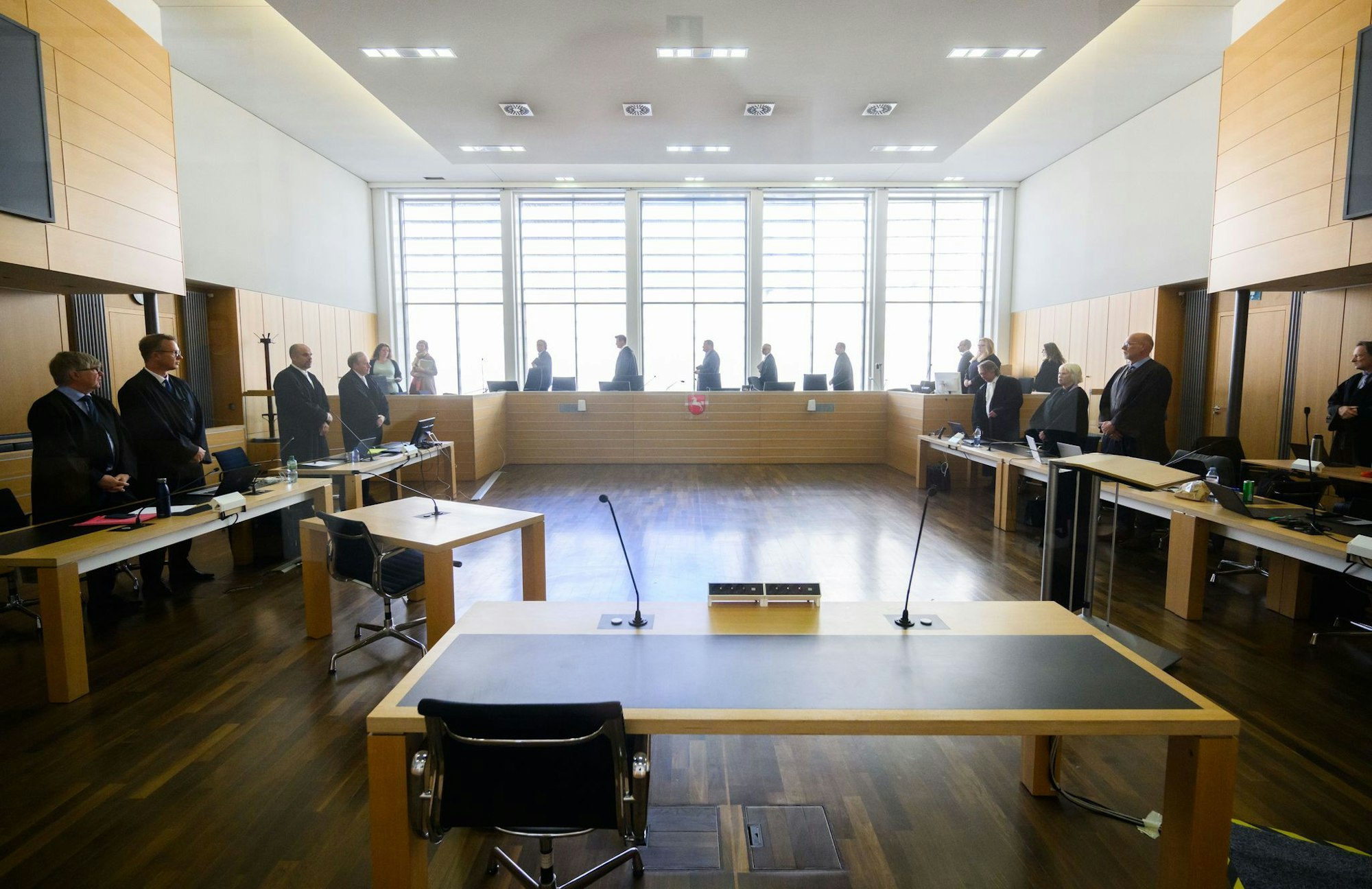 Die Verfahrensbeteiligten im Prozess um den VW-Abgasskandal - bis auf die vier Angeklagten - stehen zu Prozessbeginn im Gerichtssaal im Landgericht Braunschweig.