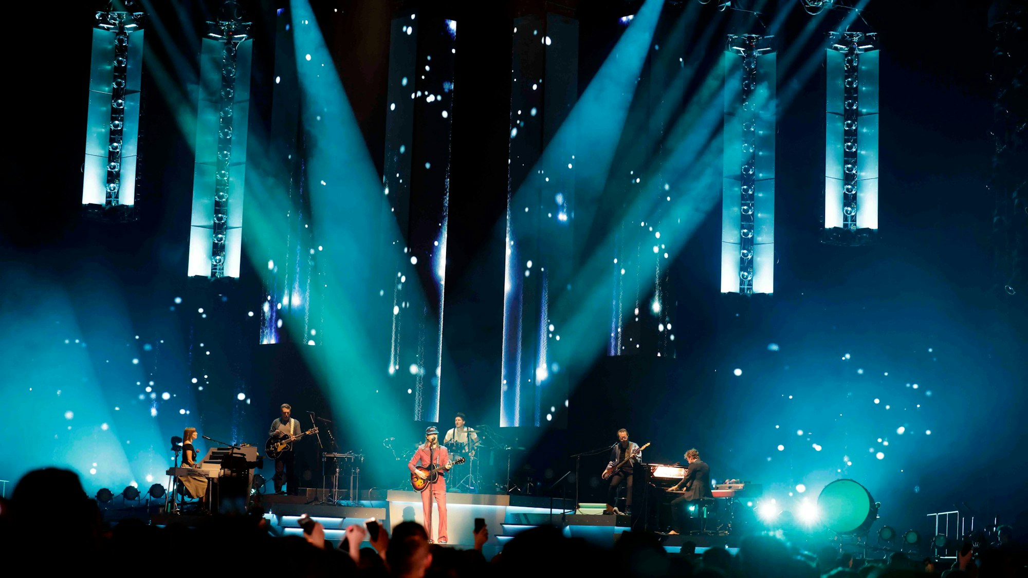Mit Konfetti-Regen und romantischen visuellen Effekten zogen „The Lumineers“ das Publikum in ihren Bann.