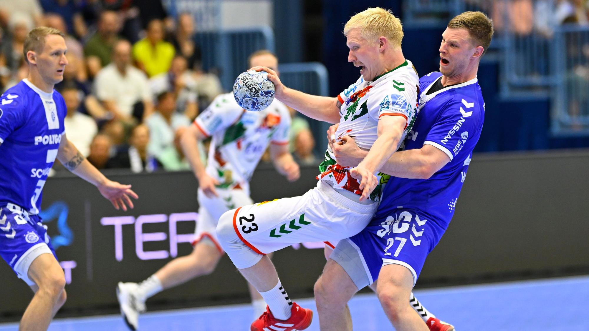 Kristjan Horzen hebt Magdeburgs Kreisläufer Magnus Saugstrup in die Höhe.