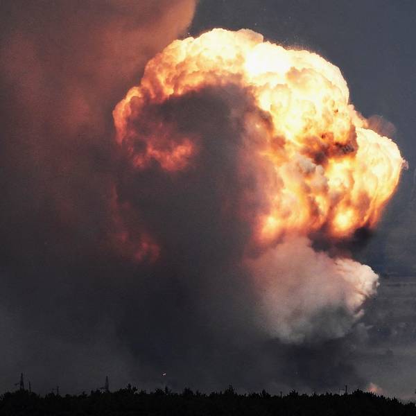 Das Foto zeigt die Explosion eines Munitionsdepots auf der von Russland besetzten ukrainischen Krim. Die Ukraine hat erneut Angriffe gegen Ziele auf der Halbinsel gemeldet. (Archivbild)