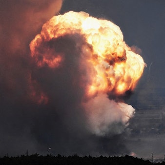 Das Foto zeigt die Explosion eines Munitionsdepots auf der von Russland besetzten ukrainischen Krim. Die Ukraine hat erneut Angriffe gegen Ziele auf der Halbinsel gemeldet. (Archivbild)