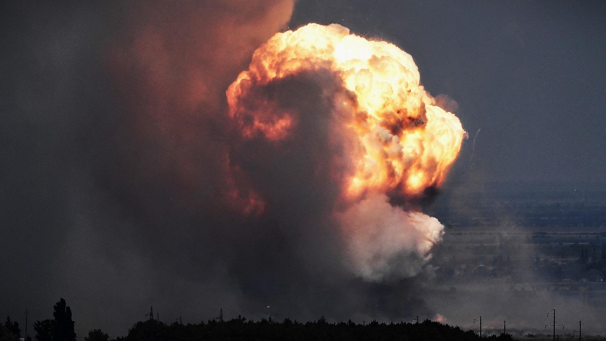 Das Foto zeigt die Explosion eines Munitionsdepots auf der von Russland besetzten ukrainischen Krim. Die Ukraine hat erneut Angriffe gegen Ziele auf der Halbinsel gemeldet. (Archivbild)