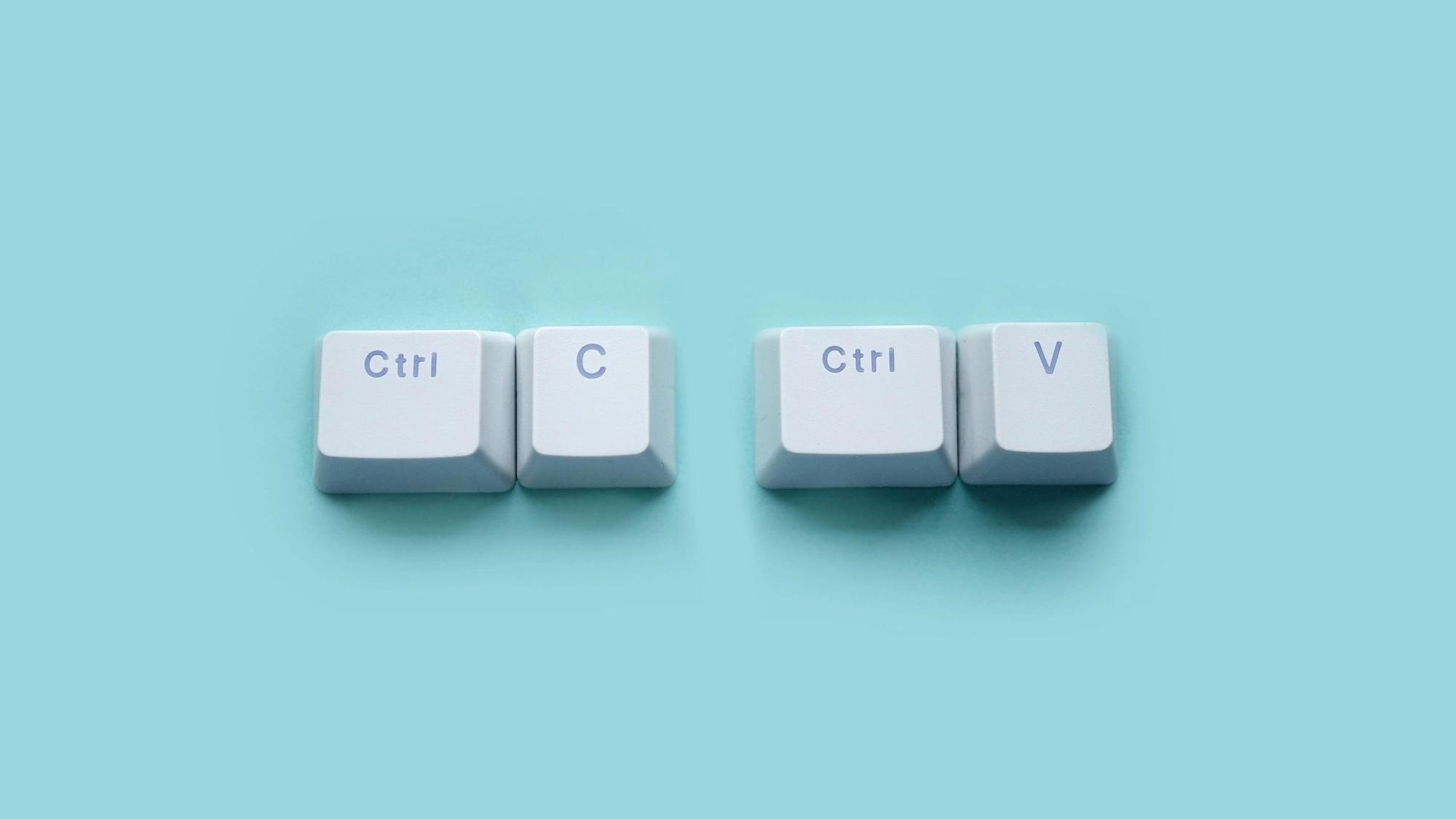 Die Tasten Steuerung, C und V einer Tastatur auf neutralem Hintergrund
