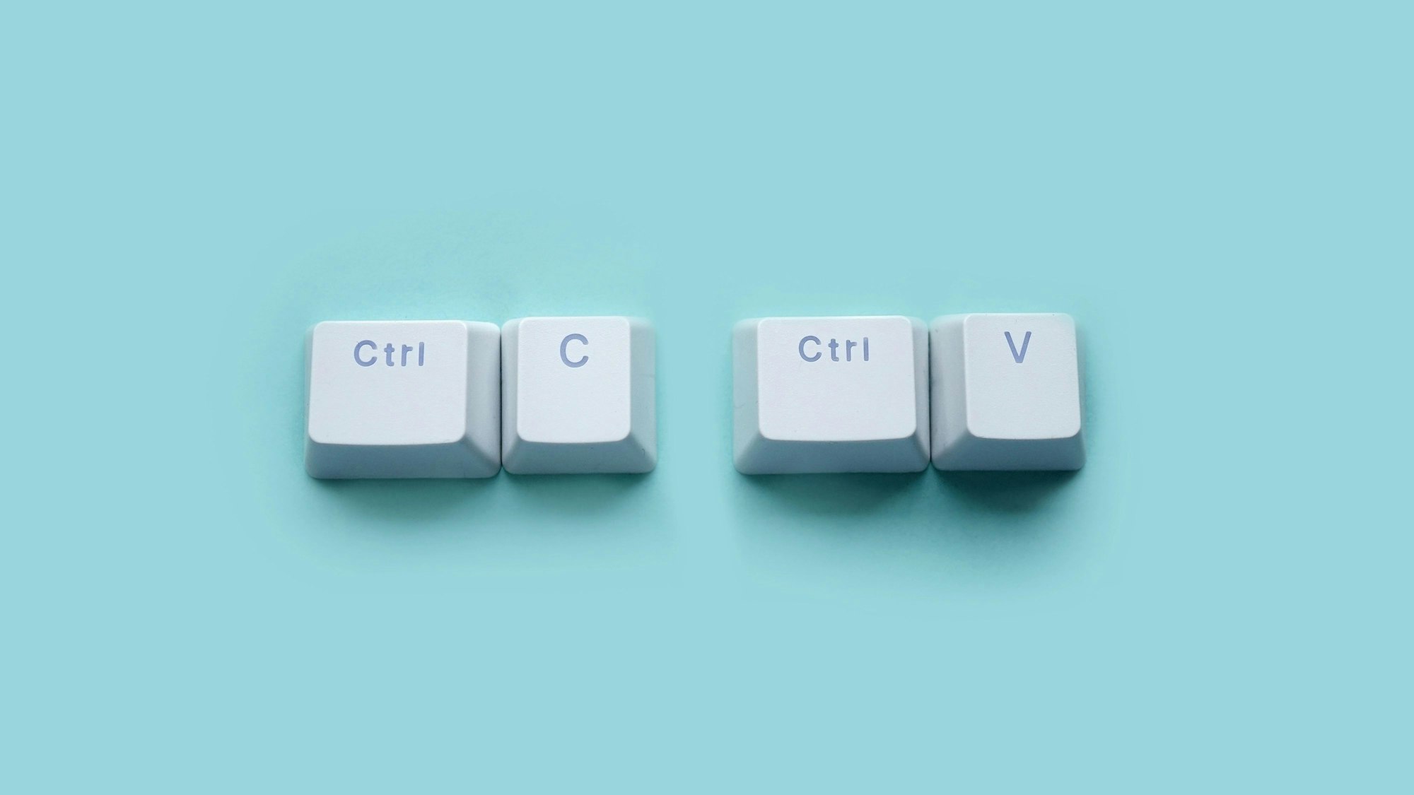Die Tasten Steuerung, C und V einer Tastatur auf neutralem Hintergrund