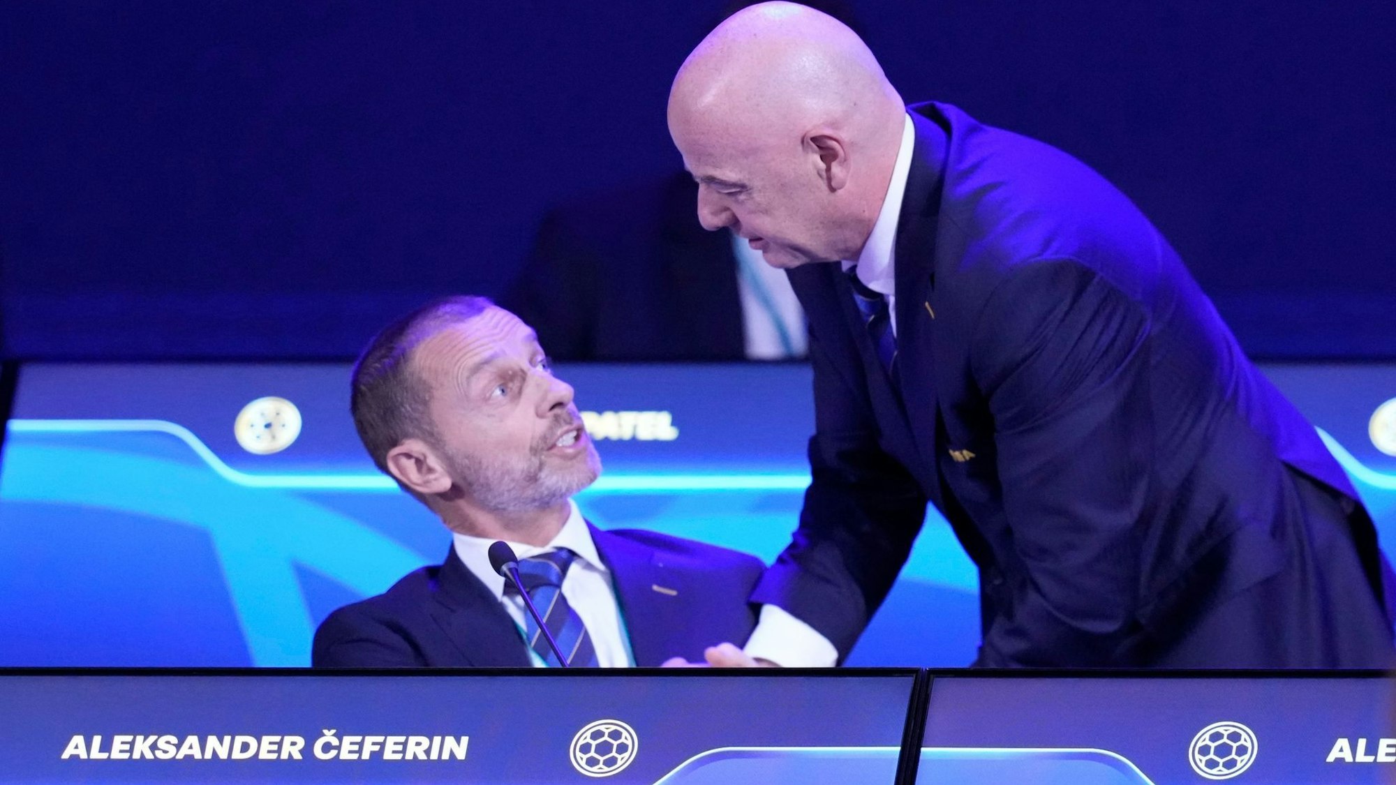 UEFA-Chef Ceferin (l.) und FIFA-Boss Infantino haben Gesprächsbedarf.