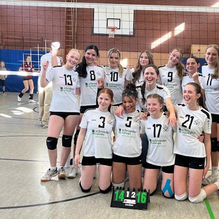 Gruppenfoto eines jungen weiblichen Volleyballteams.