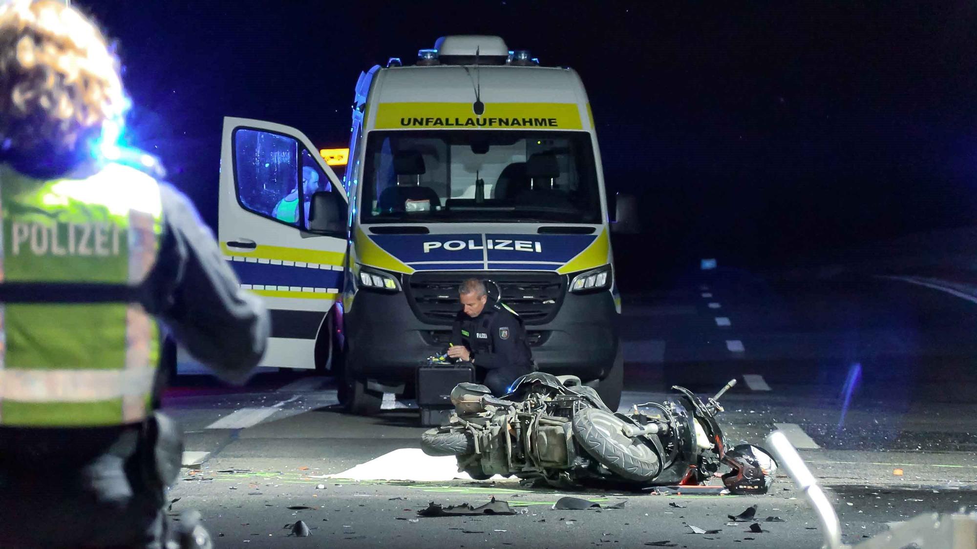 Nach einem Auffahrunfall hatte sich ein Stau gebildet – ein herannahender Motorradfahrer prallte auf das Heck eines Lkw. Er starb noch an der Unfallstelle.