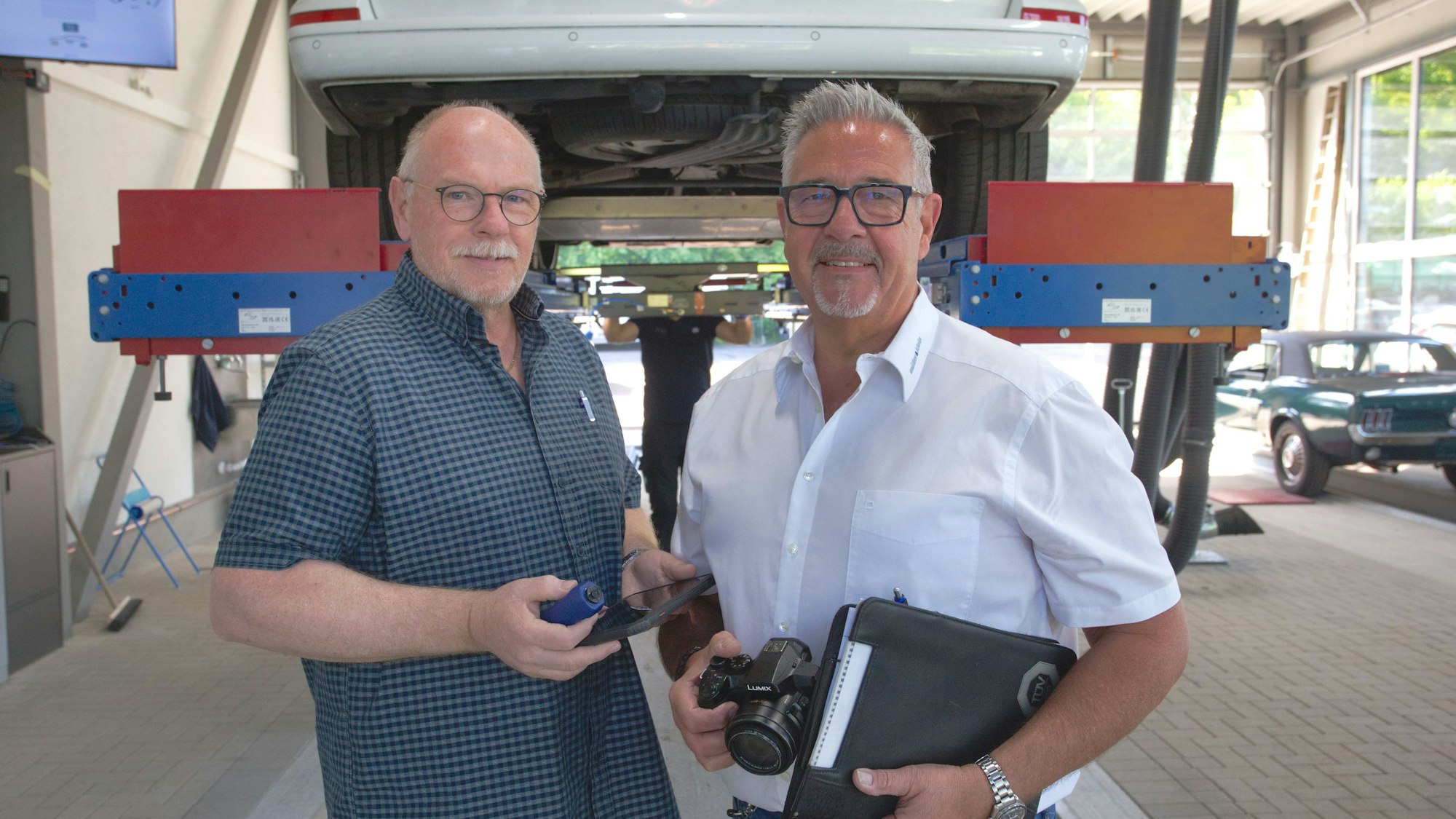 Jürgen Müller (li.) und Klaus Klein in ihrem Betrieb.
