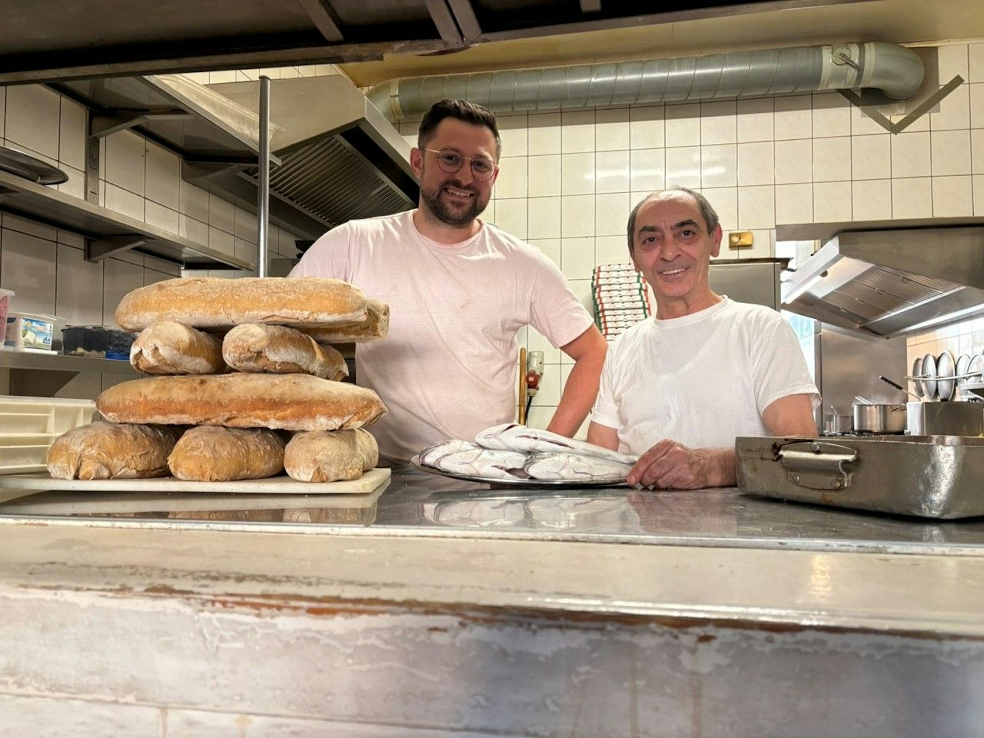 Gastgeber Giovanni Ventre und den langjährigen (seit 2001) Chefkoch Ruggiero Zito (r.)
