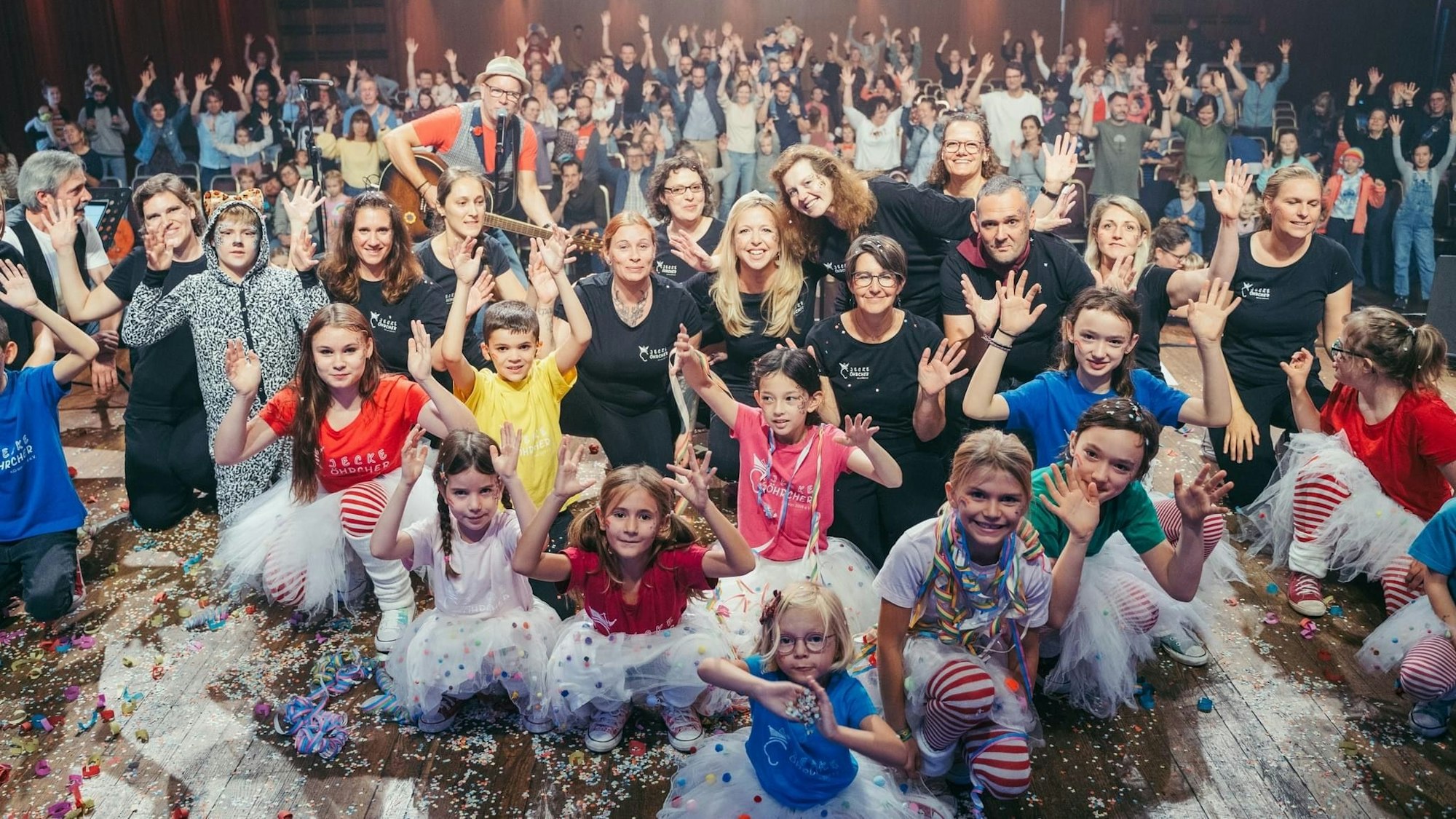 Bunt wie Konfetti: Der inklusive Karnevalschor „Jecke Öhrcher“ nach einem Auftritt