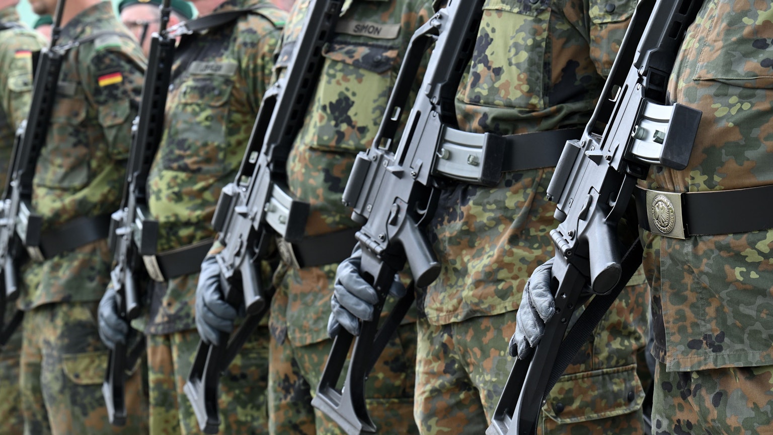 08.05.2025, Thüringen, Ohrdruf: Eine Ehrenformation ist angetreten beim ersten Appell mit Gelöbnis des Heimatschutzregiments 5 der Bundeswehr im Innenhof von Schloss Ehrenstein.