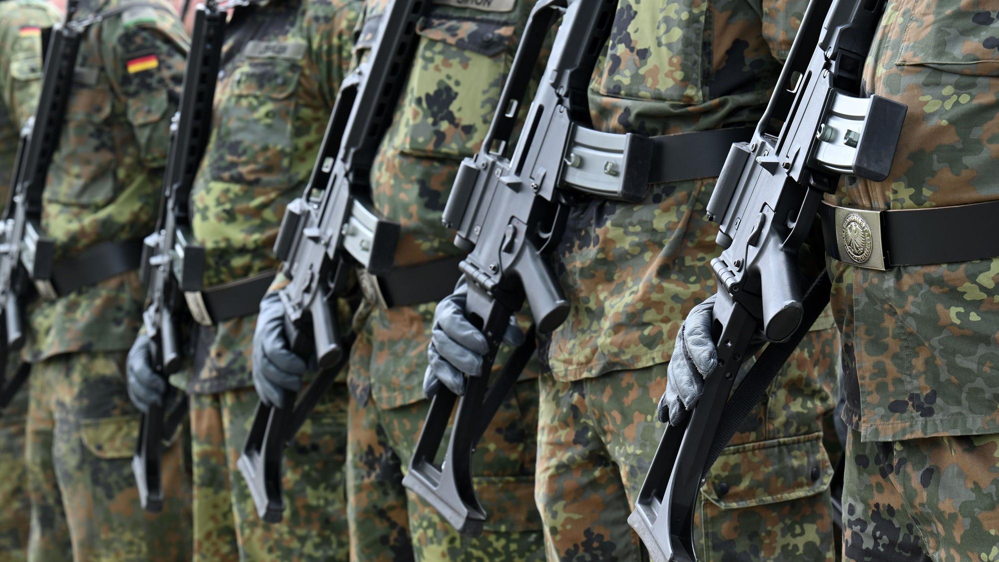 08.05.2025, Thüringen, Ohrdruf: Eine Ehrenformation ist angetreten beim ersten Appell mit Gelöbnis des Heimatschutzregiments 5 der Bundeswehr im Innenhof von Schloss Ehrenstein.