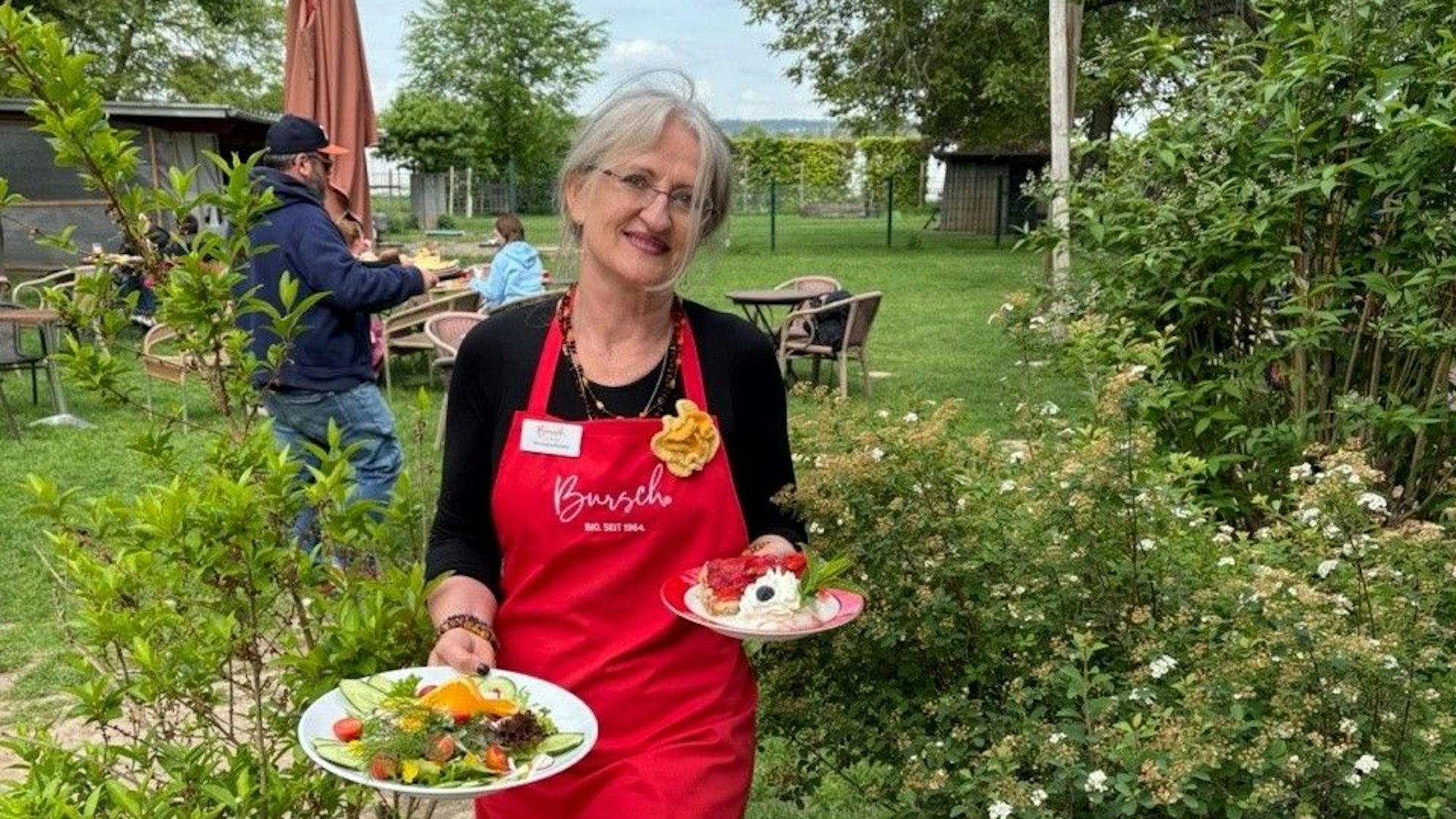 Wioletta Reinke leitet das Hofcafé auf dem Biohof Bursch in Waldorf