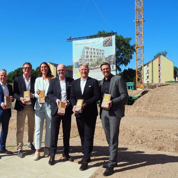 Karl-Peter Arnolds (Nessler Bau GmbH), Benjamin Wardemann, Carolin Schröder, Metropol-Projektleiterin, Marcus Greitemann, Harm Jasper (Metropol) und Andree Haack – hier bei der Grundsteinlegung – freuen sich über das neue, künftige Wohnquartier in Zollstock.