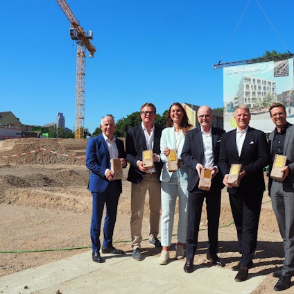 Karl-Peter Arnolds (Nessler Bau GmbH), Benjamin Wardemann, Carolin Schröder, Metropol-Projektleiterin, Marcus Greitemann, Harm Jasper (Metropol) und Andree Haack – hier bei der Grundsteinlegung – freuen sich über das neue, künftige Wohnquartier in Zollstock.