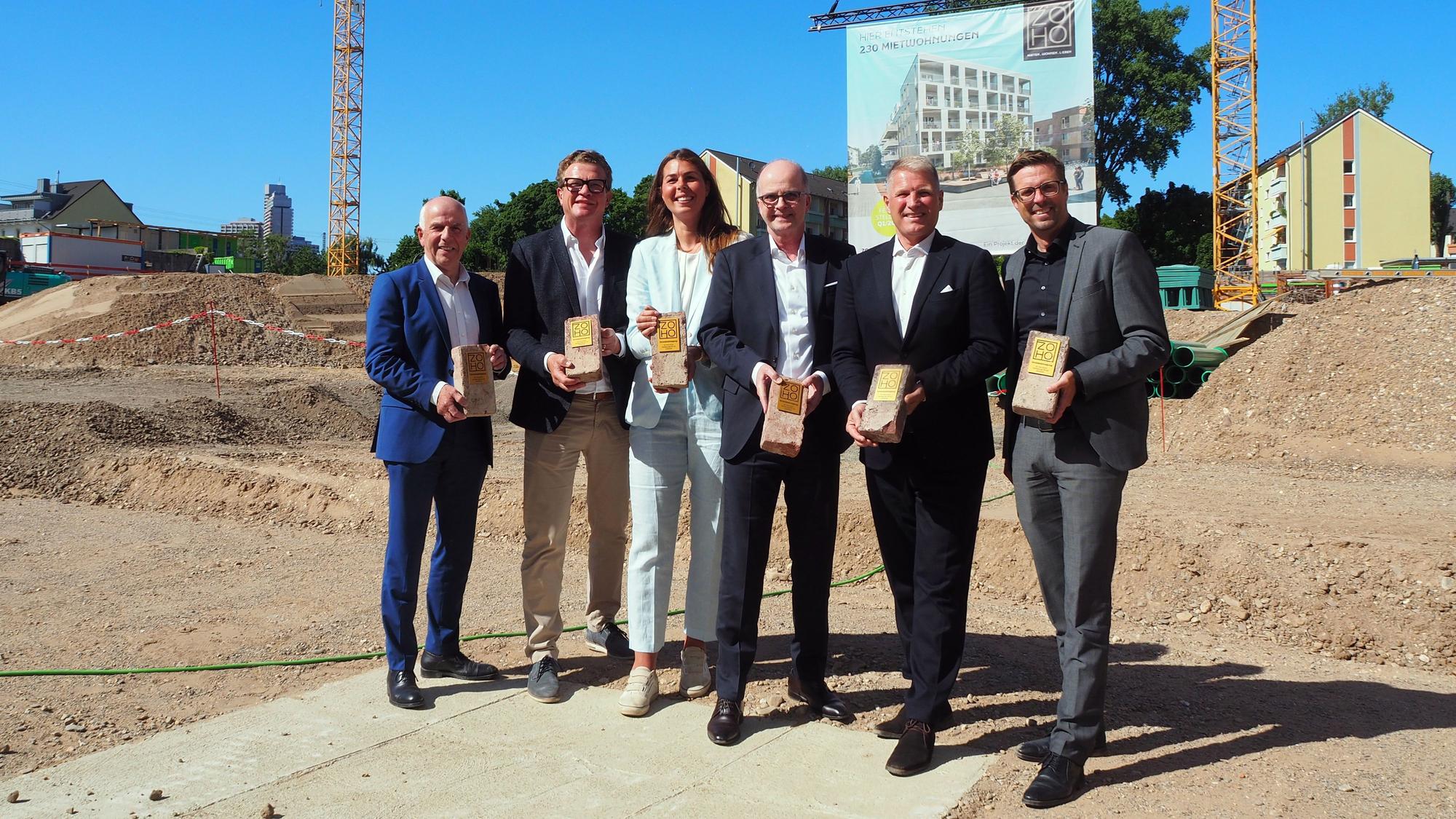 Karl-Peter Arnolds (Nessler Bau GmbH), Benjamin Wardemann, Carolin Schröder, Metropol-Projektleiterin, Marcus Greitemann, Harm Jasper (Metropol) und Andree Haack – hier bei der Grundsteinlegung – freuen sich über das neue, künftige Wohnquartier in Zollstock.