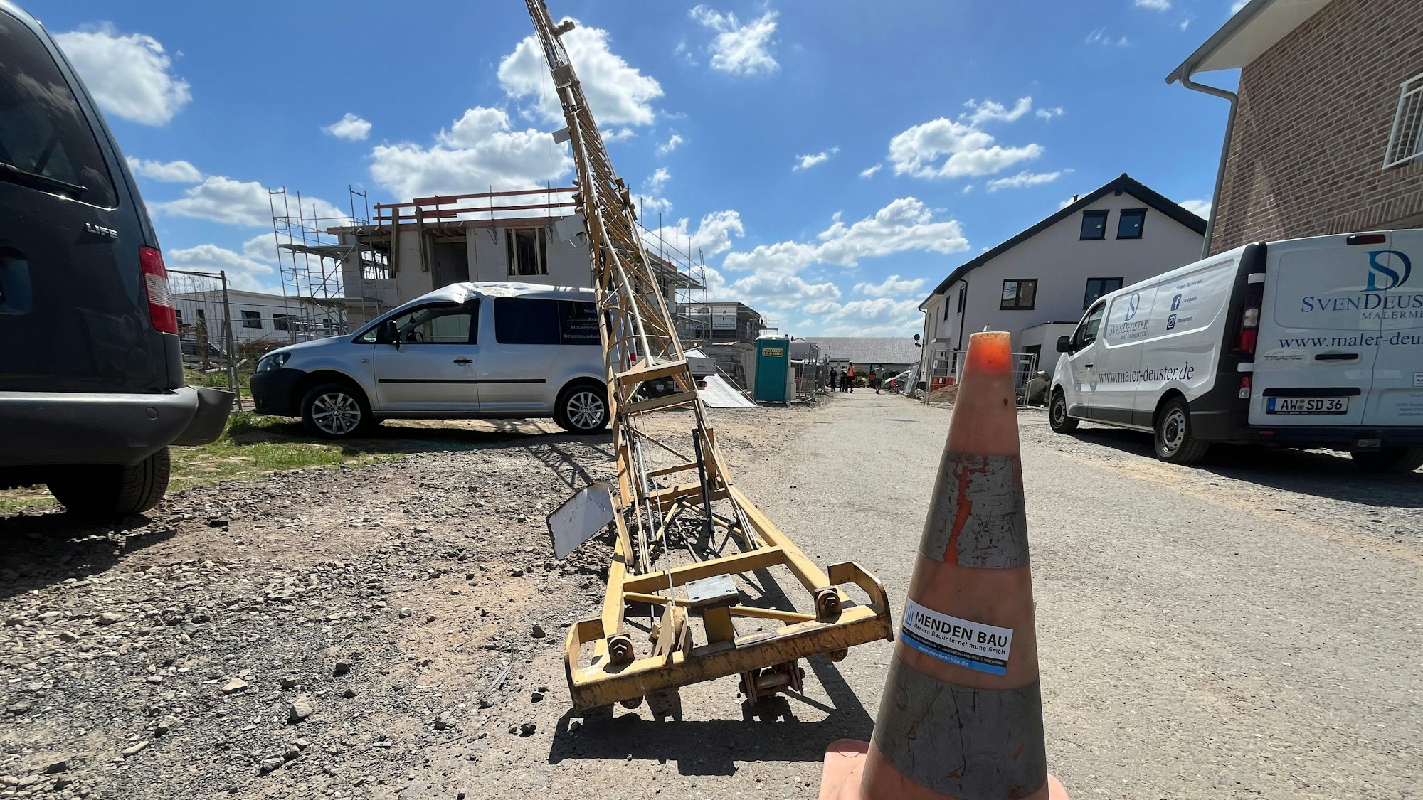 In Niederkassel-Rheidt ist in ienem Neubaugebiet am Brombeerweg ein Baukran umgestürzt. Der Kran beschädigte das Haus, drei Autos und einen Lastwagen. Verletzt wurde niemand.