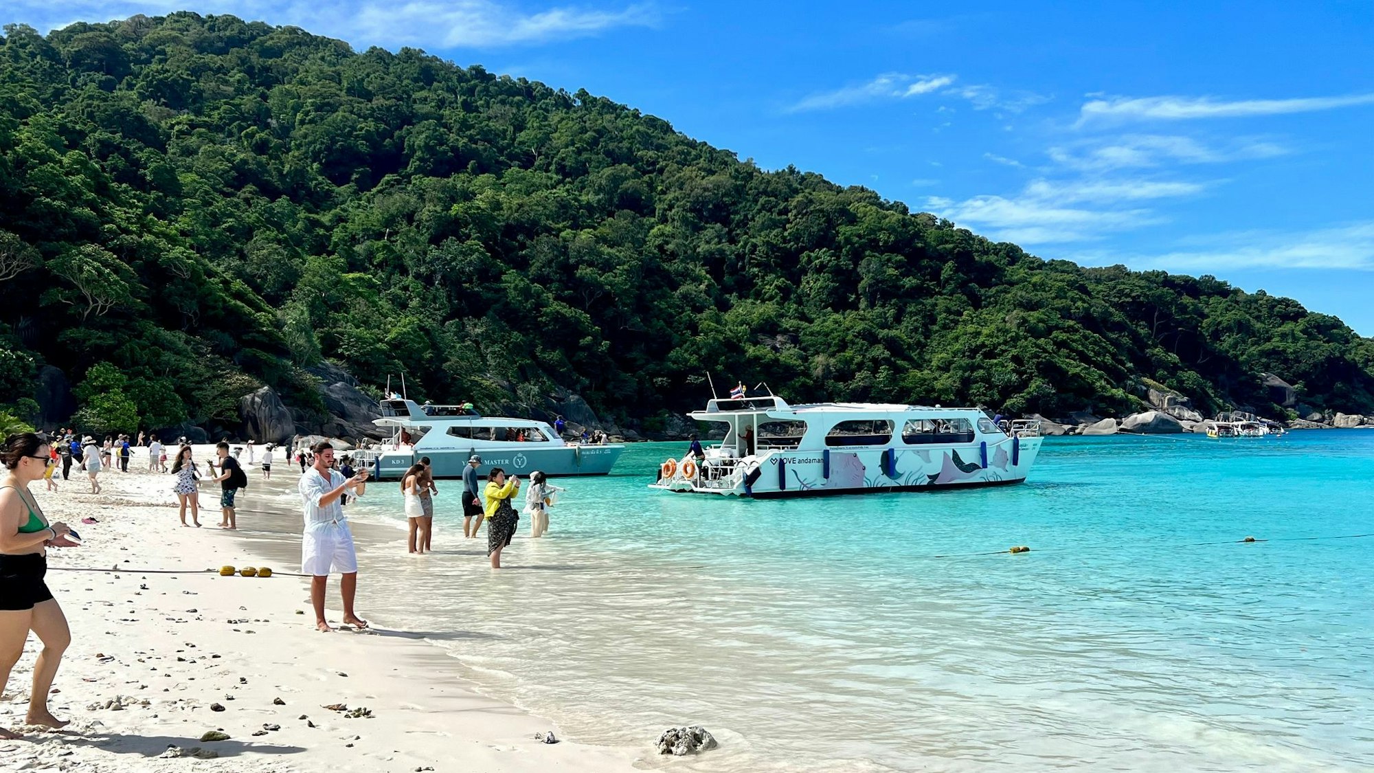 In der Trockenzeit tummeln sich jeden Tag Touristen an den schneeweißen Stränden der Similan Islands. (Archivbild)