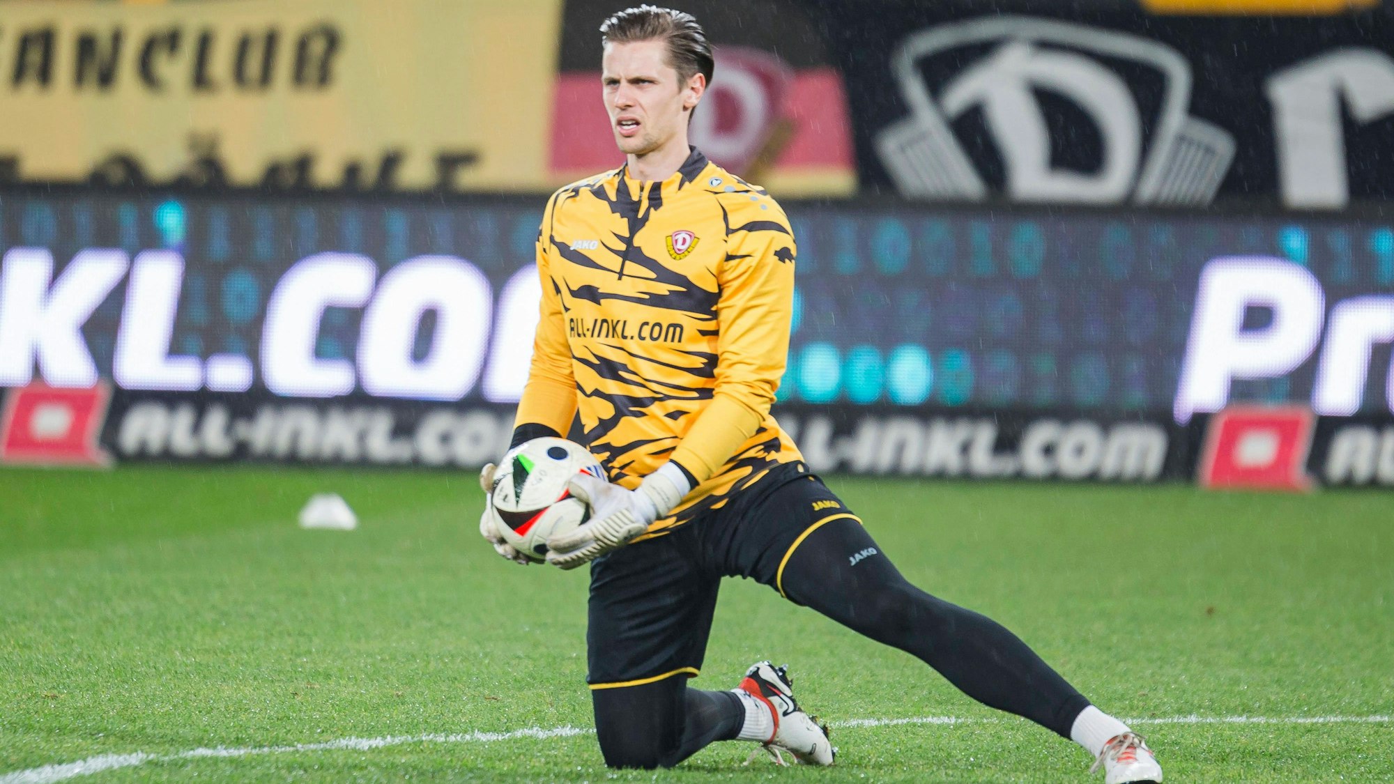 Fußballtorwart Daniel Mesenhöler hält einen Ball in der Hand.