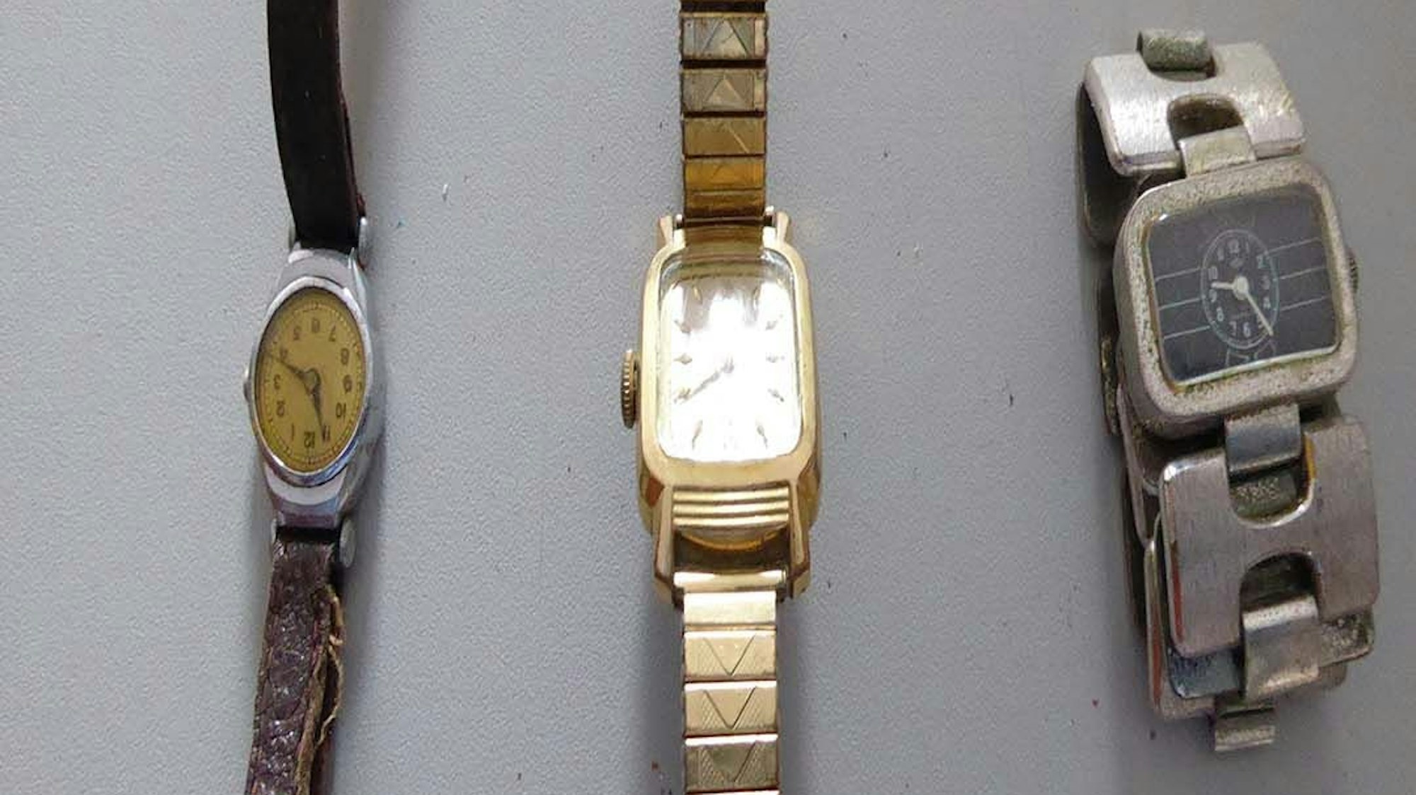 Das Bild zeigt drei sichergestellte Uhren.
