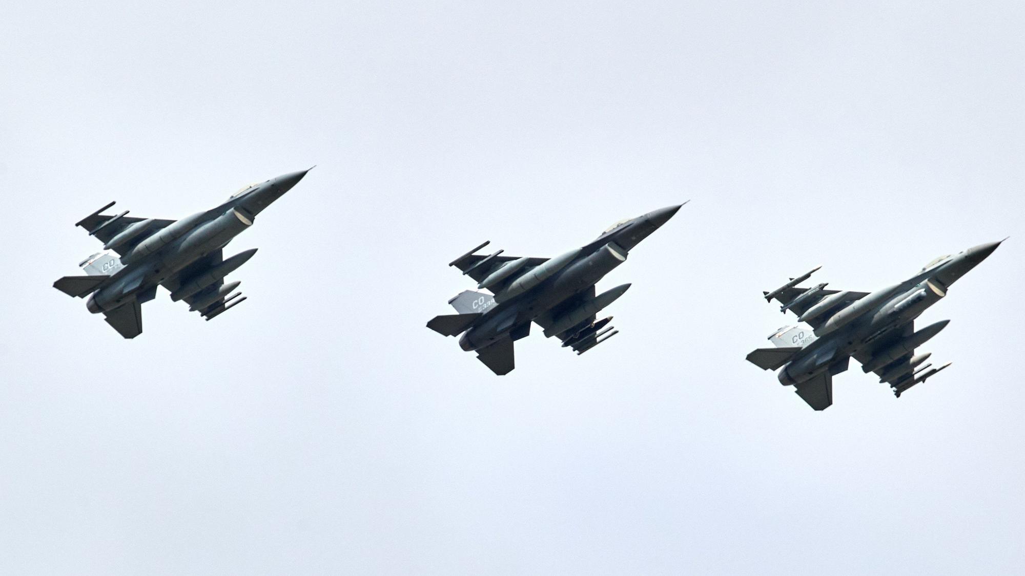 Drei Kampfjets vom Typ F16 aus den USA fliegen in Formation kurz vor ihrer Landung auf dem Fliegerhorst im schleswig-holsteinischen Jagel.