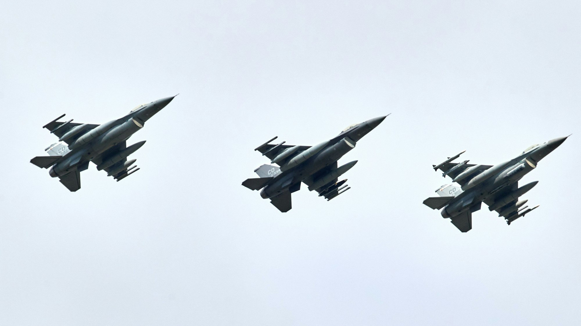 Drei Kampfjets vom Typ F16 aus den USA fliegen in Formation kurz vor ihrer Landung auf dem Fliegerhorst im schleswig-holsteinischen Jagel.