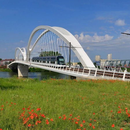 Wie diese Brücke zwischen Kehl und Straßburg könnte Brücke aussehen, über die die geplante Stadtbahnlinie 17 vom linksrheinschen Köln weiter nach Niederkassel und Bonn geführt werden soll.