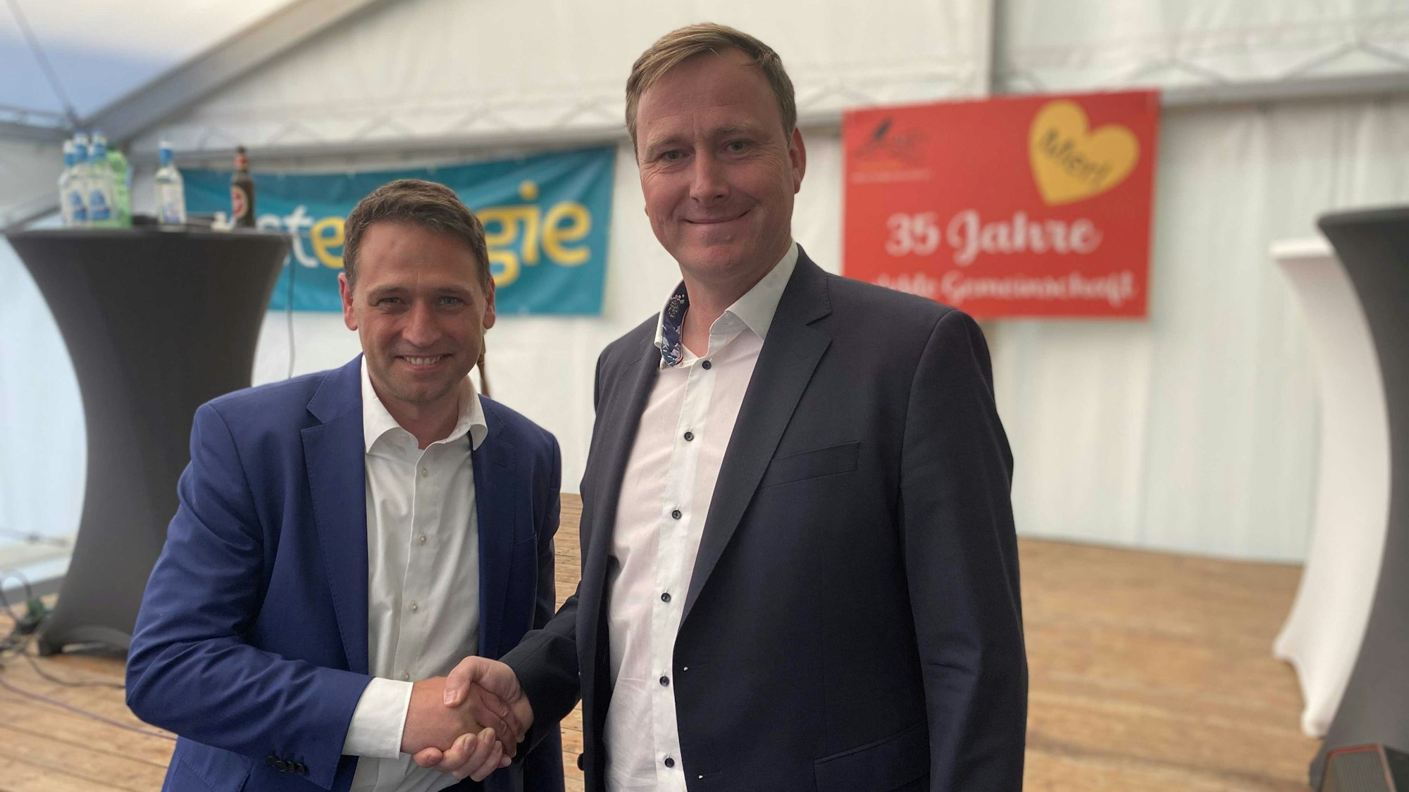 Händedruck der Bürgermeisterkandidaten Sven Schnieber (CDU) und Stefan Pohl (SPD) am Ende der zweistündigen Podiumsdiskussion.
