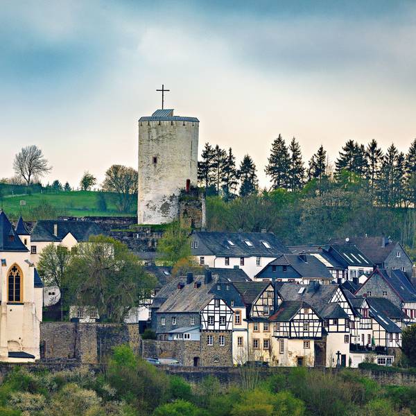 Blick auf das Dorf Reifferscheid mit Kirche, Burg und alten Fachwerkhäusern.