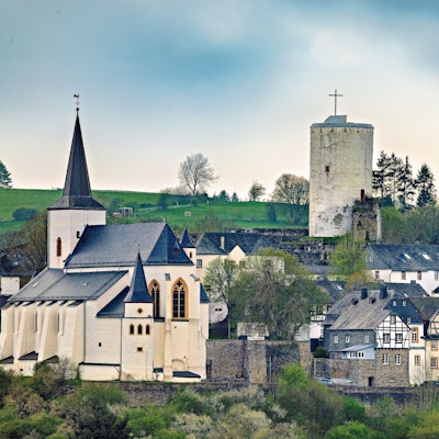 Blick auf das Dorf Reifferscheid mit Kirche, Burg und alten Fachwerkhäusern.