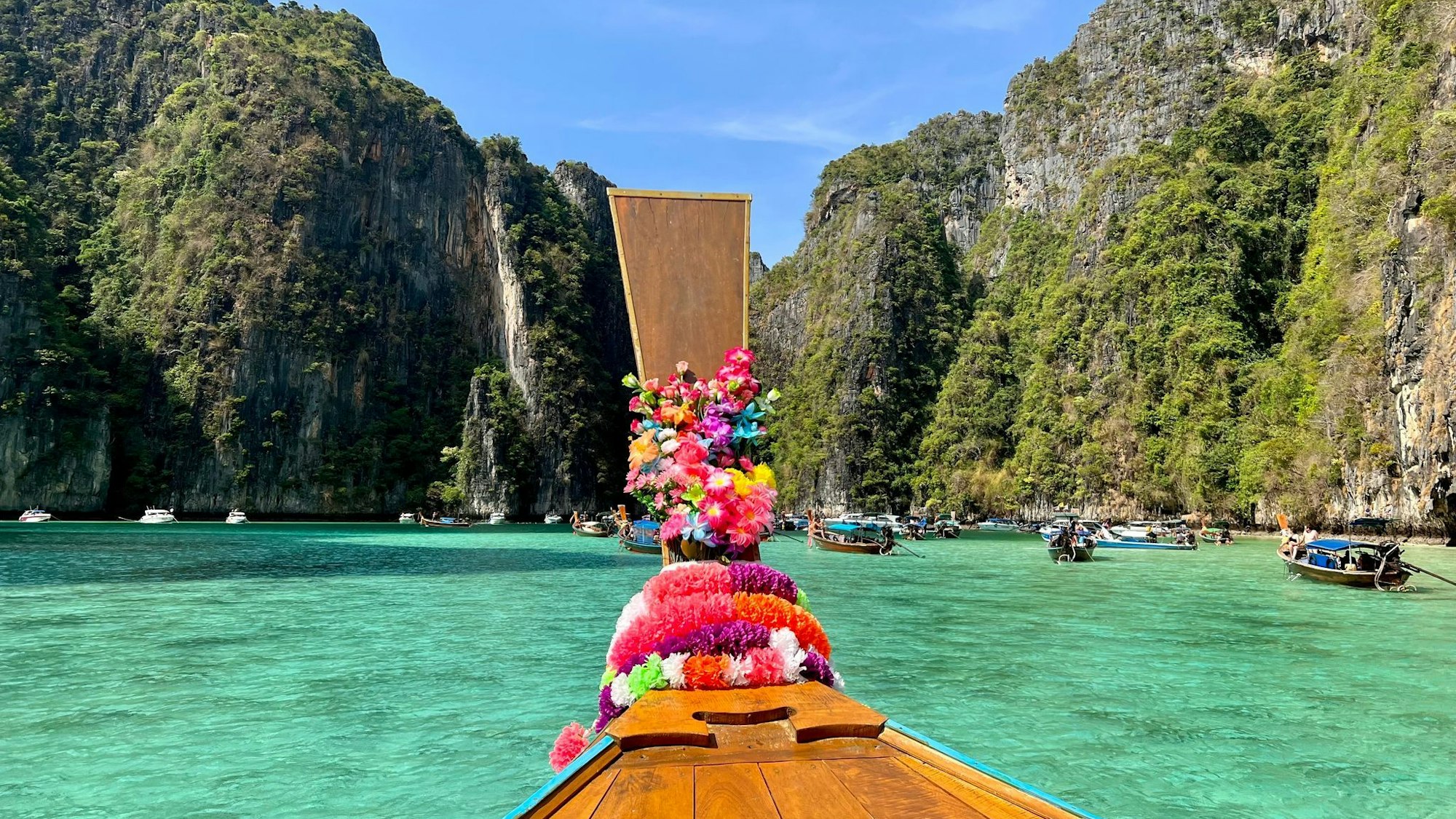 Die meisten Touristen besuchen die Phi Phi Islands mit solchen traditionellen Booten. (Archivbild)
