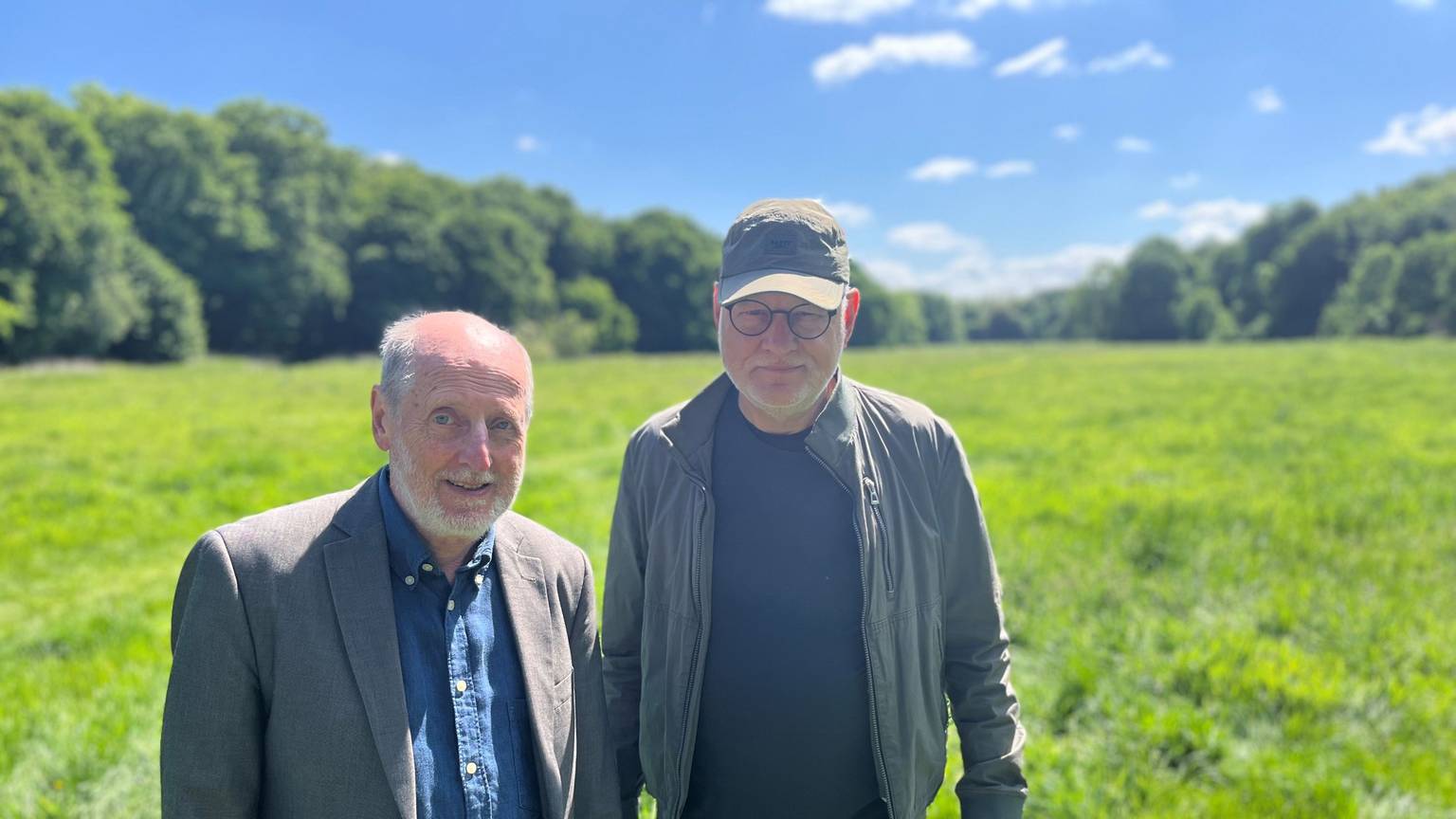 Die Naturschützer: Helmut Röscheisen und Jörg Frank vom BUND auf der Gleueler Wiese.