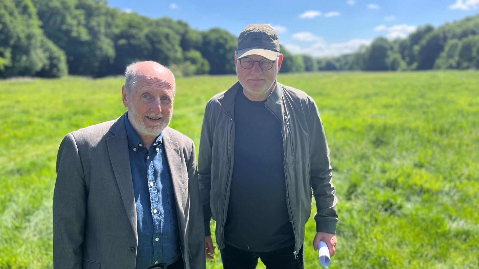 Die Naturschützer: Helmut Röscheisen und Jörg Frank vom BUND auf der Gleueler Wiese.