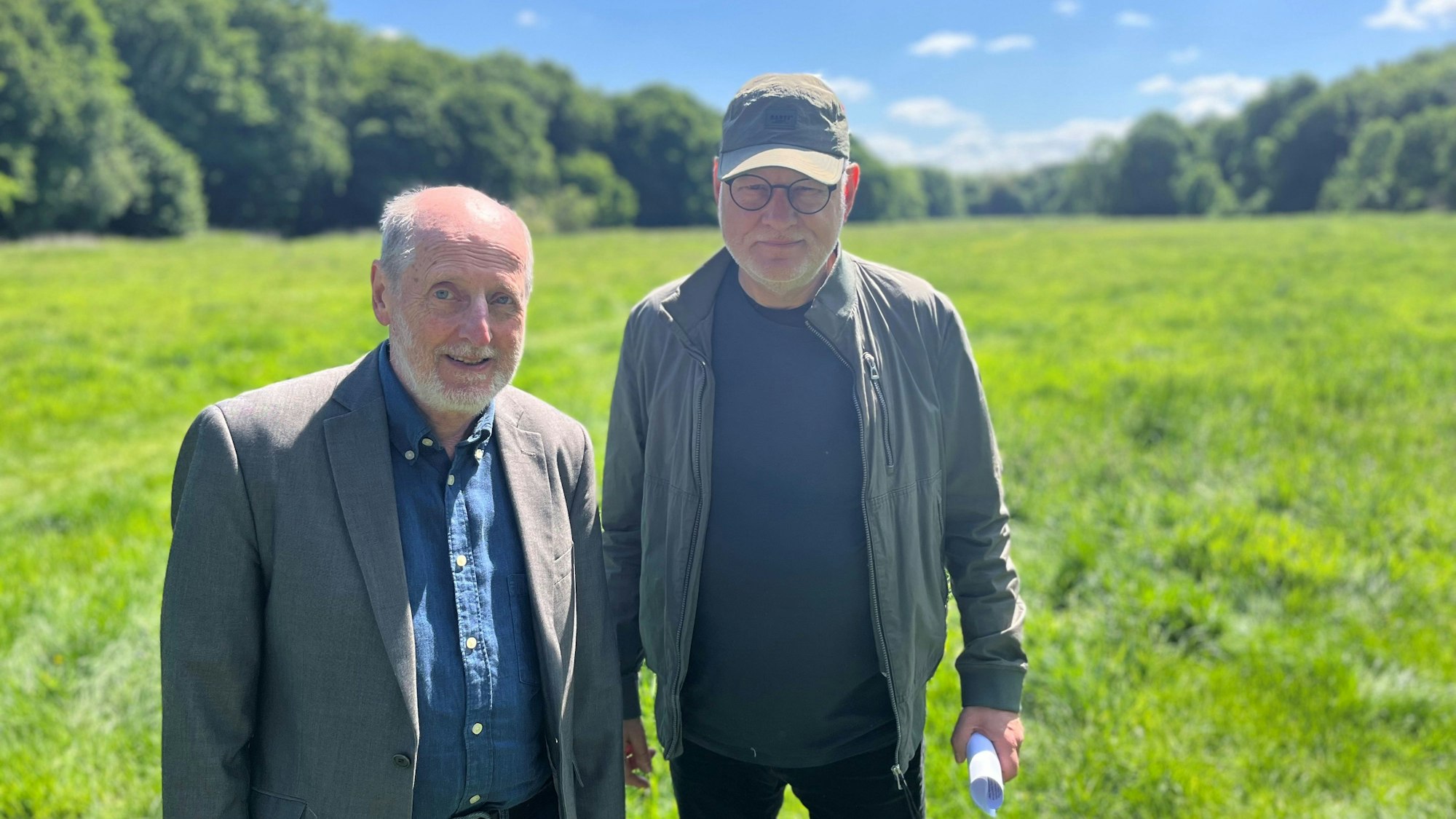 Die Naturschützer: Helmut Röscheisen und Jörg Frank vom BUND auf der Gleueler Wiese.