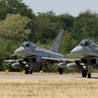 Zwei Eurofighter der Bundeswehr auf einem Fliegerhorst in Mecklenburg-Vorpommern. (Archivbild)