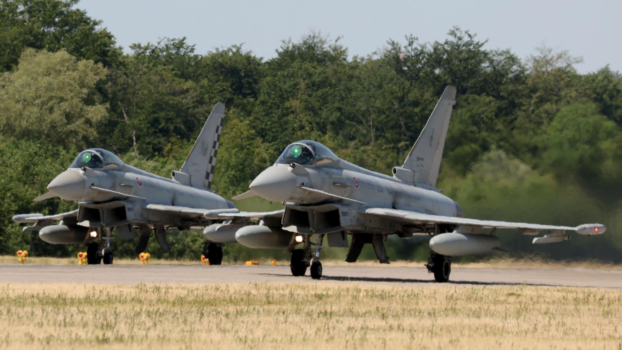 Zwei Eurofighter der Bundeswehr auf einem Fliegerhorst in Mecklenburg-Vorpommern. (Archivbild)