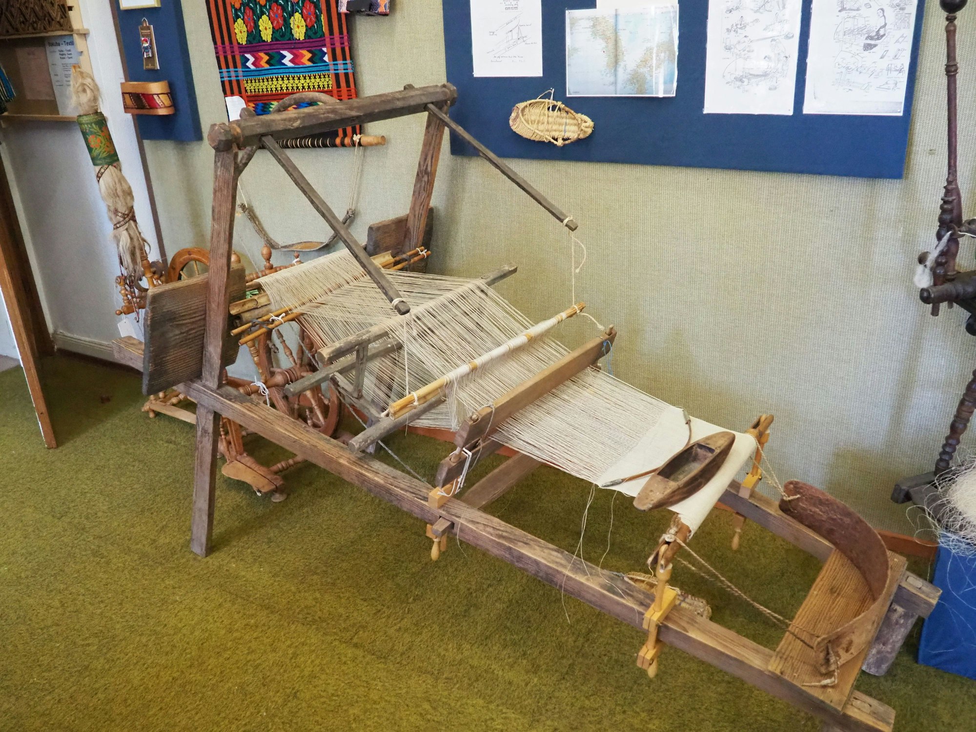 Das Bild zeigt einen alten Webstuhl.