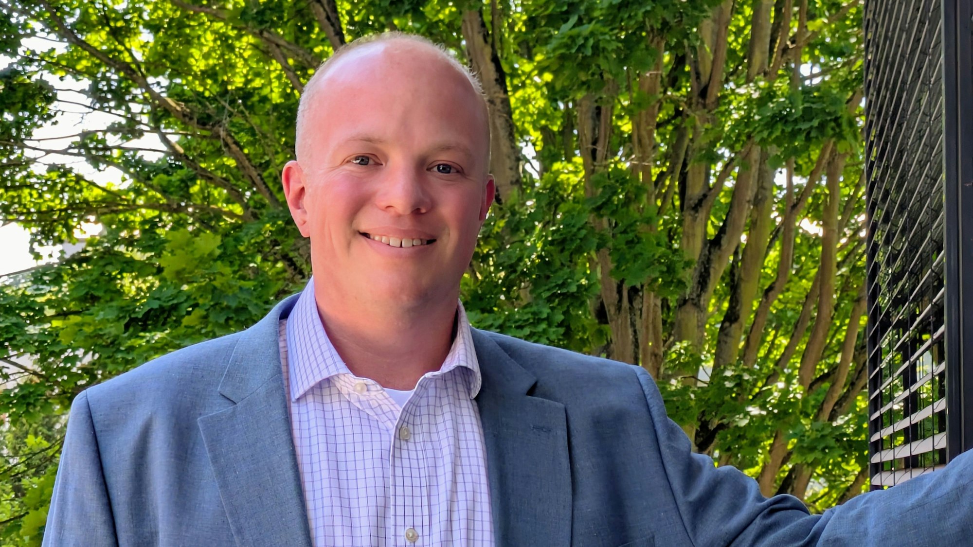 Christian Koch (FDP) steht auf einem Rathaus-Balkon.